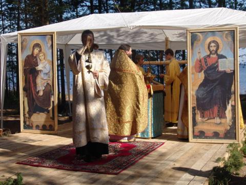 Походная церковь на берегу Ладожского озера