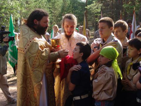Причащение юных разведчиков
